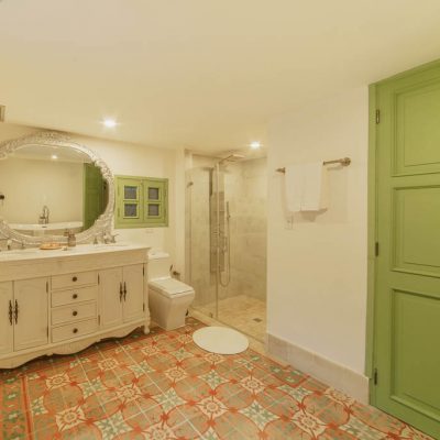 Bathroom J Suite 3